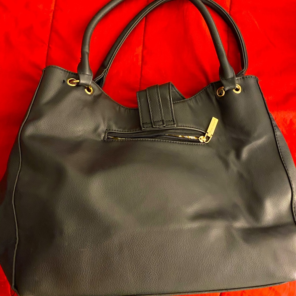 Black used purse . No scratches from the outside